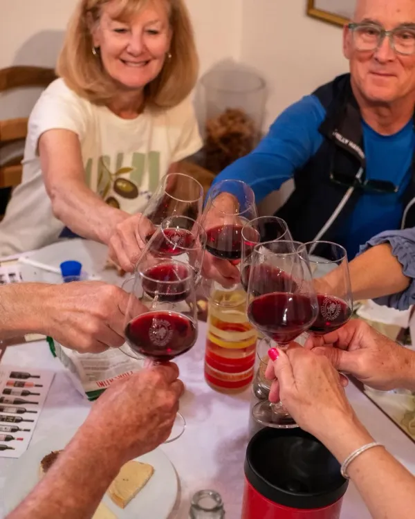 Brindisi con i vini La Querce a tavola durante la degustazione