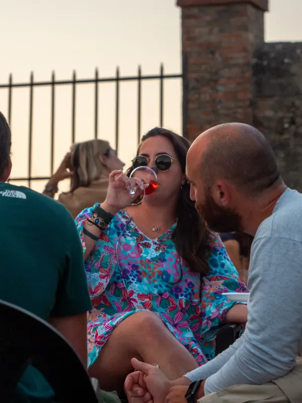 Ospiti in degustazione nel cortile della fattoria